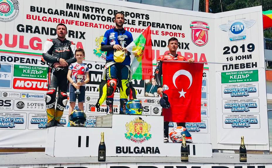 Sporcularımız Komşudan Kupalarla Döndü